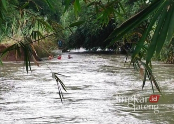 Tim SAR gabungan melakukan pencarian korban hanyut di Sungai Kupang, Desa Pangkah, Kecamatan Karangdadap, Kamis, 2 Januari 2025. (Fahri Akbar/Lingkarjateng.id)