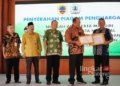 SIMBOLIS: Penjabat Bupati Pati, Sujarwanto Dwiatmoko, bersama Kepala Dinas Lingkungan Hidup (DLH) dan beberapa pihak terkait memberikan penghargaan Adiwiyata ke salah satu sekolah di Pati, di Pendopo Kabupaten Pati, Jumat, 31 Januari 2025. (Setyo Nugroho/Lingkarjateng.id)