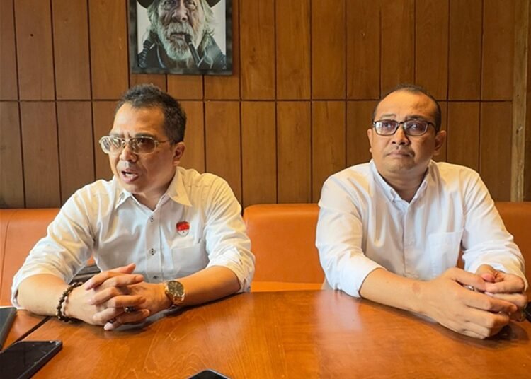 Ketua DPC Rembang Asrori (kanan) bagian divisi hukum Harmonis dan bagian Divisi Hukum Harmonis Abdul Munim. (Dok. HMS/Lingkarjateng.id)