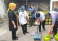 CEK TABUNG GAS: Tim Dinas Perdagangan, Koperasi dan UKM Kabupaten Blora sidak ke agen elpiji. (Dindagkop UKM Blora/Lingkarjateng.id)