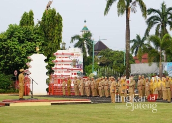 UPACARA: Aparatur Sipil Negara Kabupaten Jepara mengikuti apel upacara rutin. (Tomi Budianto/Lingkarjateng.id)