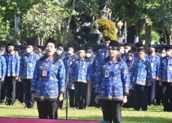 Sejumlah ASN mengikuti apel pagi di Halaman Kantor Pemkot Salatiga, belum lama ini. (Dok. Prokompim Setda Salatiga/Lingkarjateng.id)