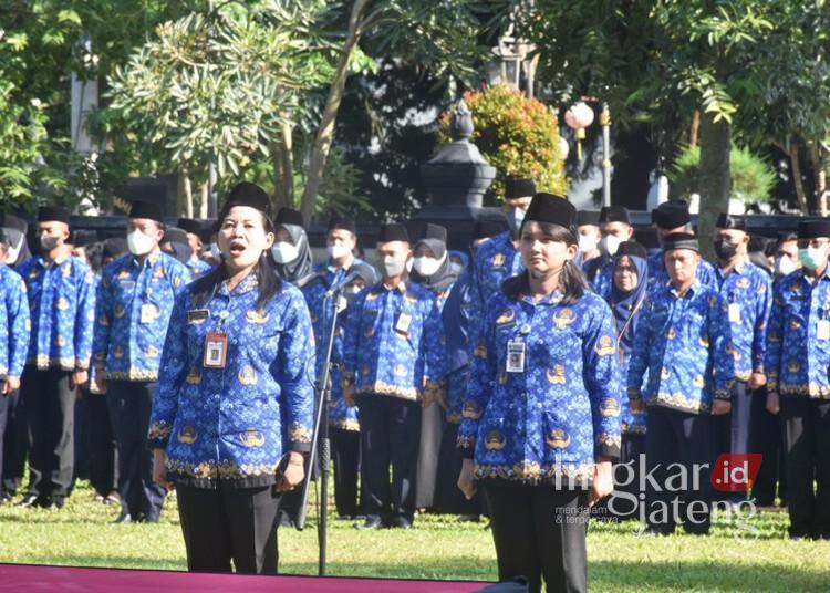 Sejumlah ASN mengikuti apel pagi di Halaman Kantor Pemkot Salatiga, belum lama ini. (Dok. Prokompim Setda Salatiga/Lingkarjateng.id)