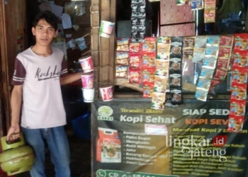 MEMBELI: Penjual makanan di kawasan Jalan Lingkar Selatan (JLS) Kota Salatiga menunjukkan gas elpiji 3 kg yang baru saja dibeli setelah kesulitan mendapatkan gas subsidi, Rabu, 5 Februari 2025. (Angga Rosa/Lingkarjateng.id)