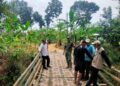 GOTONG ROYONG: Pemerintah Desa Pelemgede, Kecamatan Pucakwangi, Kabupaten Pati bersama anggota TNI-Polri bersama masyarakat bergotong royong membangun jembatan alternatif dengan bumbu, Rabu, 26 Februari 2025. (Lingkarjateng.id)