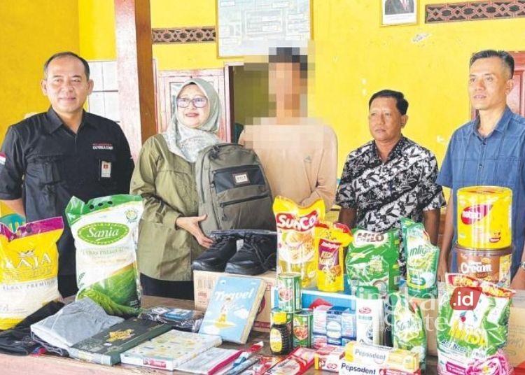 Anak Diarak Akibat Curi Pisang di Tlogowungu Pati Dapat Bantuan Materil dan Rehab Sosial 25 Pihak Dinas Sosial Pemberdayaan Perempuan Perlindungan Anak dan Keluarga Berencana (Dinsos P3AKB) Kabupaten Pati memberikan bantuan materil kepada keluarga anak piatu yang sempat diarak akibat curi pisang pada Senin, 17 Februari 2025. (Lingkarjateng.id)