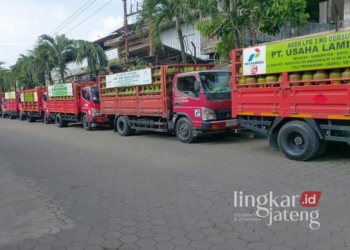 Truk pengangkut LPG 3 kg milik para agen mengantre di SPBE Sokokulon, Kecamatan Margorejo, Kabupaten Pati, pada Kamis pagi, 13 Februari 2025. (Setyo Nugroho/Lingkarjateng.id)