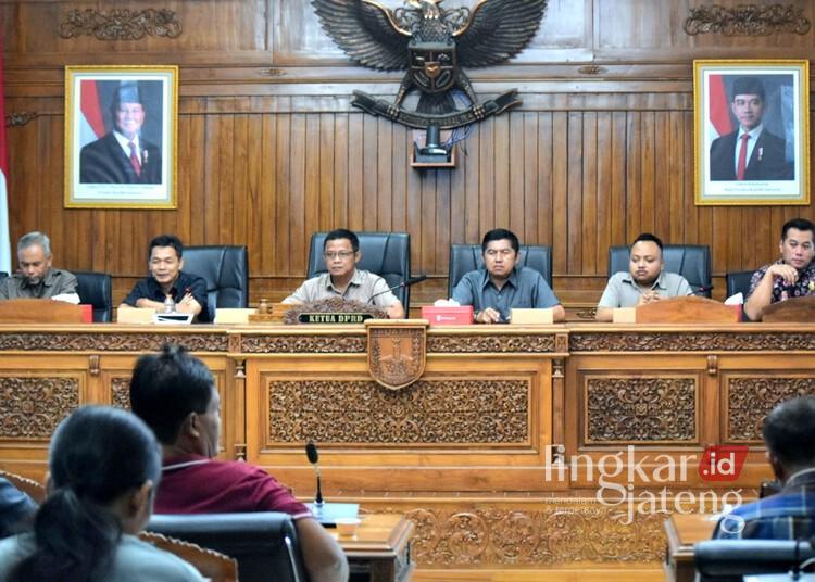 DPRD Kota Salatiga saat mengelar audiensi dengan sejumlah warga Nogosaren, Kelurahan Bugel, Kecamatan Sidorejo, terkait rencana pembangunan Exit Tol Tamansari pada Senin, 17 Februari 2025. (Dok. DPRD Kota Salatiga/Lingkarjateng.id)