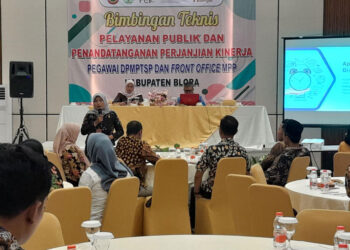 PAPARKAN : Era Aromatica Kusumadewi Subkoordinator pembinaa pegawai dan peraturan perundang undangan BKPSDM Blora memberikan materi pada bimtek DPMPTSP di Hotel Azzana Garden Hill, Blora (EKO WICAKSONO/LINGKAR)