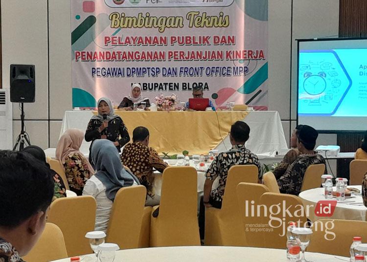 PAPARKAN : Era Aromatica Kusumadewi Subkoordinator pembinaa pegawai dan peraturan perundang undangan BKPSDM Blora memberikan materi pada bimtek DPMPTSP di Hotel Azzana Garden Hill, Blora (EKO WICAKSONO/LINGKAR)