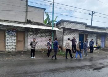 Komisi A DPRD Kabupaten Pati saat melakukan sidak di lokasi bangunan karaoke ilegal di Desa Margomulyo, Kecamatan Tayu, Kabupaten Pati, Januari 2025. (Setyo Nugroho/Lingkarjateng.id)