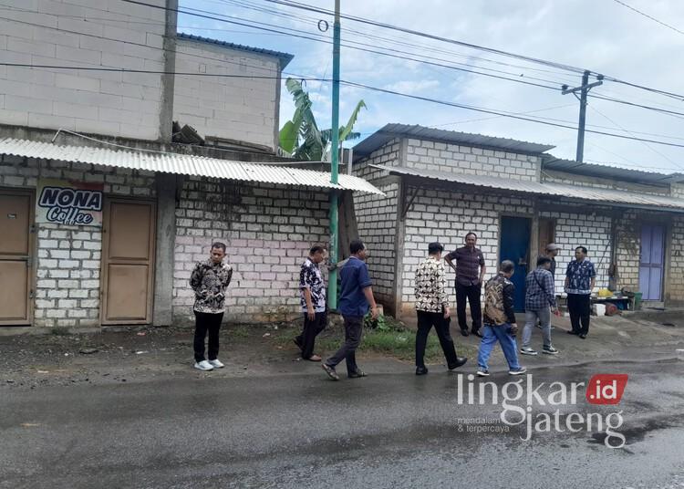Komisi A DPRD Kabupaten Pati saat melakukan sidak di lokasi bangunan karaoke ilegal di Desa Margomulyo, Kecamatan Tayu, Kabupaten Pati, Januari 2025. (Setyo Nugroho/Lingkarjateng.id)
