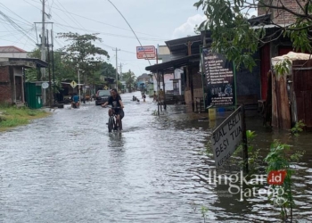 Kondisi akses jalan dan rumah warga di Desa Kalisari, Kecamatan Sayung, yang terdampak banjir, baru baru ini. (M. Burhanuddin Aslam/Lingkarjateng.id)