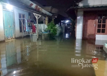 Banjir menggenangi rumah warga Doropayung, Kecamatan Juwana, Kabupaten Pati pada Jumat malam (7/2/22025). (SETYO/LINGKAR)