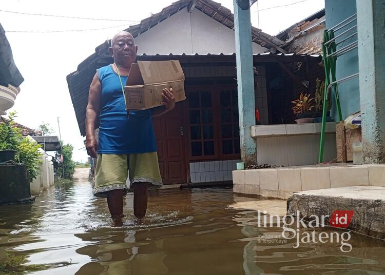 Banjir di Doropayung Pati Disebut Akibat Pengaruh Air Laut Pasang 25 Salah seorang warga Doropayung, Kecamatan Juwana, Kabupaten Pati, sedang beraktivitas di tengah banjir yang melanda desa setempat pada Senin sore, 17 Februari 2025. (Setyo Nugroho/Lingkarjateng.id)