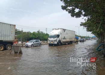 Sejumlah kendaraan menerjang banjir yang menggenangi Jalan Raya Kaligawe, Kota Semarang, Senin, 3 Februari 2025. (Syahril Muadz/Lingkarjateng.id)