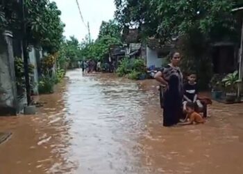 Banjir merendam permukiman warga Desa Sinoman, Kecamatan/Kabupaten Pati, akibat luberan air sungai di wilayah setempat pada Senin, 17 Februari 2025. (Setyo Nugroho/Lingkarjateng.id)