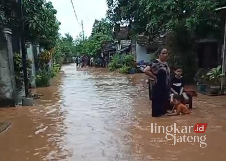 Banjir merendam permukiman warga Desa Sinoman, Kecamatan/Kabupaten Pati, akibat luberan air sungai di wilayah setempat pada Senin, 17 Februari 2025. (Setyo Nugroho/Lingkarjateng.id)