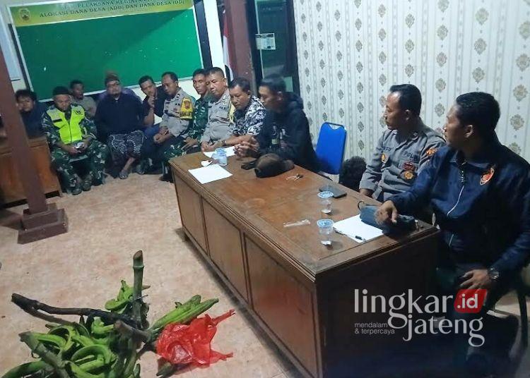MEDIASI: Suasana mediasi kasus pencurian pisang Dukuh Pangonan, Desa Gunungsari, Kecamatan Tlogowungu, Kabupaten Pati pada Senin, 17 Februari 2025. (Polsek Tlogowungu/Lingkarjateng.id)