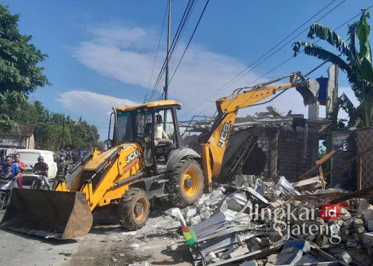 HANCUR: Proses perobohan bangunan karaoke ilegal di Desa Margomulyo, Kecamatan Tayu, Kabupaten Pati menggunakan alat berat, Kamis 27 Februari 2025. (Setyo Nugroho/Lingkarjateng.id)