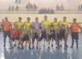 Tim Bupati Kendal, Dico M. Ganinduto, dan tim wartawan berfoto bersama sebelum pertandingan futsal di GOR baru, Kelurahan Kebondalem, Kecamatan/Kabupaten Kendal, pada Senin, 17 Februari 2025. (Unggul Priambodo/Lingkarjateng.id)