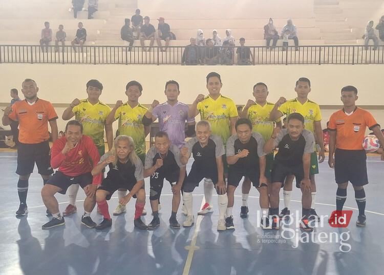 Tim Bupati Kendal, Dico M. Ganinduto, dan tim wartawan berfoto bersama sebelum pertandingan futsal di GOR baru, Kelurahan Kebondalem, Kecamatan/Kabupaten Kendal, pada Senin, 17 Februari 2025. (Unggul Priambodo/Lingkarjateng.id)