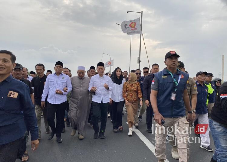 Bupati Kudus, Sam’ani Intakoris, saat tiba di Jembatan Tanggulangin, Kecamatan Jati, Kabupaten Kudus, pada Jumat, 28 Februari 2025. (Nisa Hafizhotus S./Lingkarjateng.id)