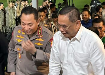 Bupati Pati, Sudewo, saat berbincang dengan Kapolri, Jenderal Listyo Sigit Prabowo, dalam sela-sela acara retret kepala daerah di Magelang, Jawa Tengah, pada Selasa, 25 Februari 2025. (Setyo Nugroho/Lingkarjateng.id)