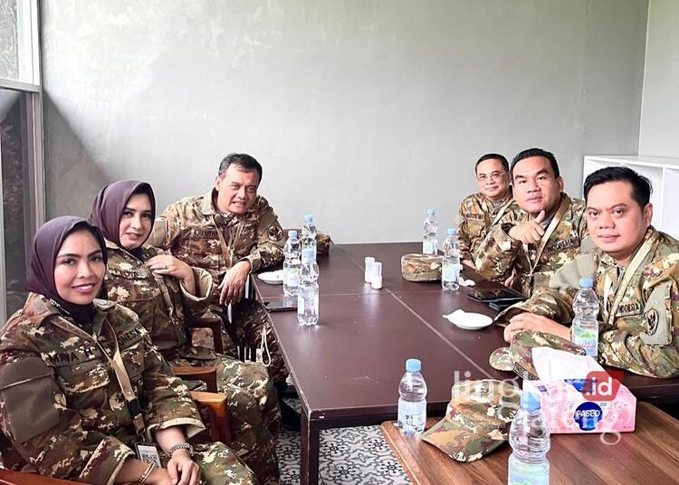 Bupati Pekalongan, Fadia Arafiq (kiri tengah), bersama sejumlah kepala daerah lain saat menemui Gubernur Jateng, Ahmad Luthfi (kiri atas) di sela-sela agenda retret di Akmil Magelang, Jawa Tengah, pada Kamis, 27 Februari 2025. (Fahri Akbar/Lingkarjateng.id)