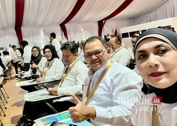 Bupati Semarang Ngesti Nugraha Pamer Foto Sudah Ikut Retret di Magelang 25 Bupati Semarang, Ngesti Nugraha, berfoto bersama Bupati Kendal, Dyah Kartika Permanasari, dan sejumlah kepala daerah lain di agenda retret yang berlangsung di Akmil Magelang. (Instagram/@ngesti.nugraha/Lingkarjateng.id)