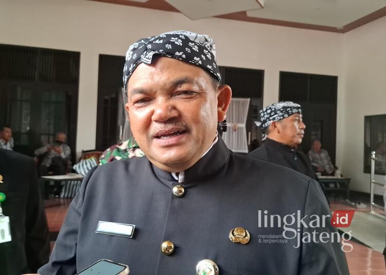 Bupati Semarang, Ngesti Nugraha, saat dimintai keterangan di Pendopo Rumah Dinas Bupati Semarang pada Sabtu, 15 Februari 2025. (Hesty Imaniar/Lingkarjateng.id)