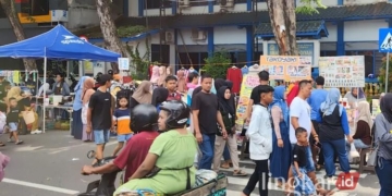 Para pedagang dan pengunjung memadati Jl. R Suprapto Purwodadi, Kabupaten Grobogan, dalam acara car free day pada Minggu, 9 Februari 2025. (Ahmad Abror/Lingkarjateng.id)
