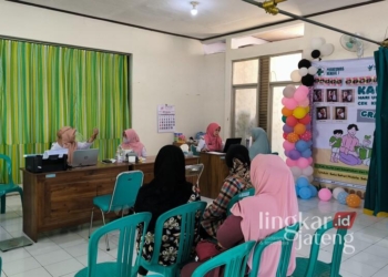 Para warga yang sedang mengantre untuk memanfaatkan PKG di Puskesmas Kendal I, Rabu, 12 Februari 2025. (Arvian Maulana/Lingkarjateng.id)