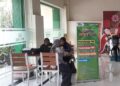 BERI PELAYANAN: Petugas DPMPTSP Blora membuka layanan pembuatan nomor induk berusaha di MD Mall. (DPMPTSP Blora/Lingkarjateng.id)