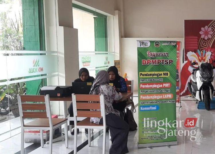 BERI PELAYANAN: Petugas DPMPTSP Blora membuka layanan pembuatan nomor induk berusaha di MD Mall. (DPMPTSP Blora/Lingkarjateng.id)