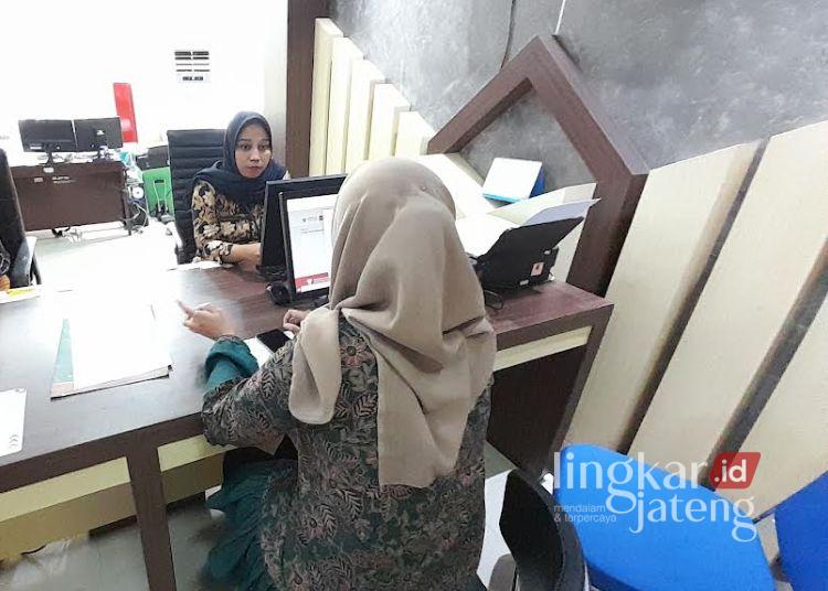 BERI PELAYANAN: Petugas DPMPTSP Blora melayani warga yang mengajukan pembuatan NIB di Mal Pelayanan Publik Kabupaten Blora. (Eko Wicaksono/Lingkarjateng.id)