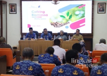 DISKUSI: Pemerintah Kabupaten Blora menjalin kerja sama PT Maharaksa Biru Energi Tbk untuk peroyeksi bio energy berupa wood chip. (DPMPTSP Blora/Lingkarjateng.id)