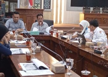 Ketua Komisi A DPRD Kabupaten Pekalongan, Kholis Jazuli, memimpin rapat evaluasi bersama KPU Kabupaten Pekalongan terkait transparansi penggunaan anggaran Pilkada 2024 di ruang rapat paripurna pada Senin, 17 Februari 2025. (Fahri Akbar/Lingkarjateng.id)