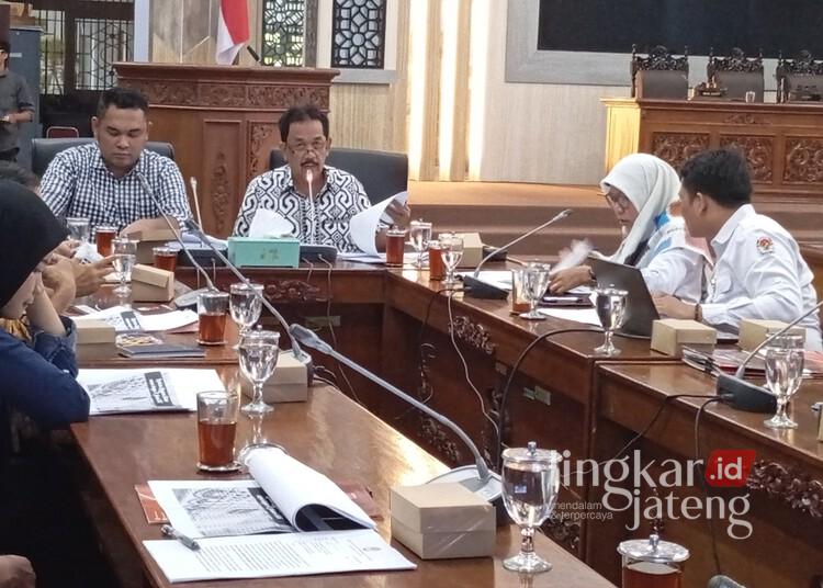 Ketua Komisi A DPRD Kabupaten Pekalongan, Kholis Jazuli, memimpin rapat evaluasi bersama KPU Kabupaten Pekalongan terkait transparansi penggunaan anggaran Pilkada 2024 di ruang rapat paripurna pada Senin, 17 Februari 2025. (Fahri Akbar/Lingkarjateng.id)