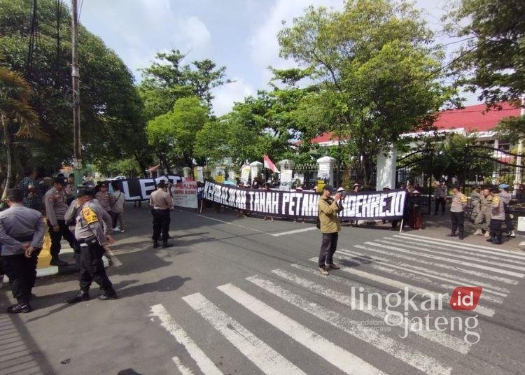 DEMO: Massa petani Desa Pundenrejo demo di depan Gedung DPRD Pati, Senin, 10 Februari 2025. (Dok. Lingkarjateng.id)