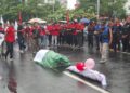 Ratusan buruh yang tergabung dalam FSPMI saat menggelar demo menuntut pembatalan revisi UMSK Jepara di depan Kantor Gubernur Jateng pada Senin, 17 Februari 2025. (Syahril Muadz/Lingkarjateng.id)