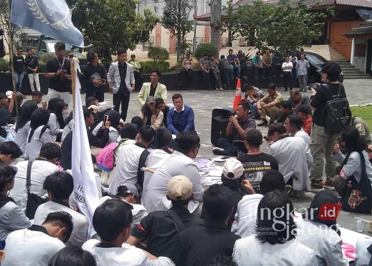Geruduk Kantor DPRD Salatiga, Ratusan Mahasiswa Tolak Anggaran Pendidikan Dipangkas 25 Ratusan mahasiswa Universitas Islam Negeri (UIN) Salatiga saat beraudiensi dengan anggota DPRD Kota Salatiga pada Rabu, 19 Februari 2025. (Angga Rosa/Lingkarjateng.id)
