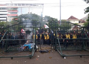 Demo mahasiswa di depan Kantor Gubernur Jateng untuk menuntut pembatalan efisiensi anggaran pendidikan, Selasa, 18 Februari 2025. (Syahril Mu'adz/Lingkarjateng.id)