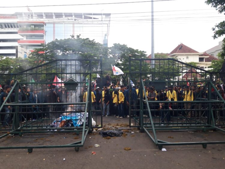 Demo mahasiswa di depan Kantor Gubernur Jateng untuk menuntut pembatalan efisiensi anggaran pendidikan, Selasa, 18 Februari 2025. (Syahril Mu'adz/Lingkarjateng.id)