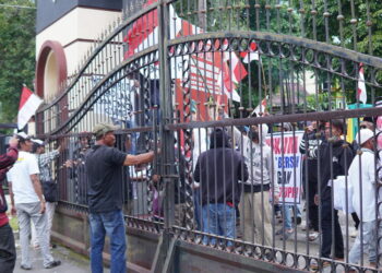 Ratusan warga Sukolilo yang tergabung dalam Forum Komunikasi Masyarakat Sukolilo (Forkomas) saat melakukan demo di depan Mapolresta Pati untuk menuntut agar pelaku pengeroyokan berujung maut segera ditangkap, Senin, 24 Februari 2025. (Setyo Nugroho/Lingkarjateng.id)