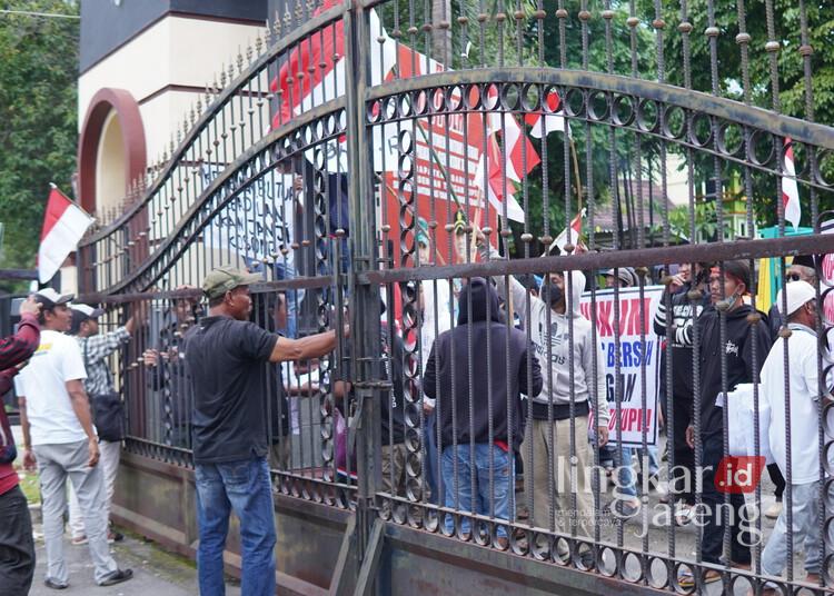 Polresta Pati Buru 9 Pelaku Pengeroyokan Berujung Maut di Sukolilo hingga Luar Jawa 25 Ratusan warga Sukolilo yang tergabung dalam Forum Komunikasi Masyarakat Sukolilo (Forkomas) saat melakukan demo di depan Mapolresta Pati untuk menuntut agar pelaku pengeroyokan berujung maut segera ditangkap, Senin, 24 Februari 2025. (Setyo Nugroho/Lingkarjateng.id)