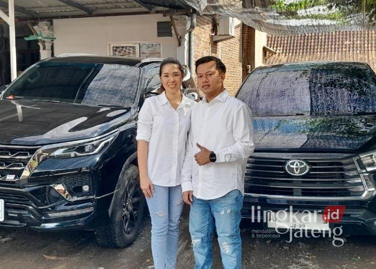 Pemilik Usaha Deny Rentcar, Deny Prasetyo dan istri Utami Widijanto. (Mutia Parasti/Lingkarjateng.id)