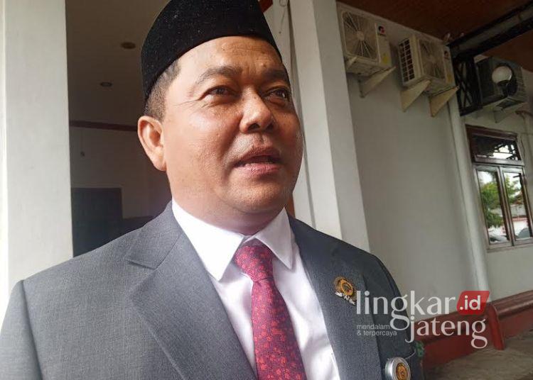 Ketua Dewan Perwakilan Rakyat Daerah (DRPD) Kabupaten Pati, Ali Badrudin, saat ditemui di Halaman Kantor DPRD Kabupaten Pati, Jumat, 21 Februari 2025. (Setyo Nugroho/Lingkarjateng.id)