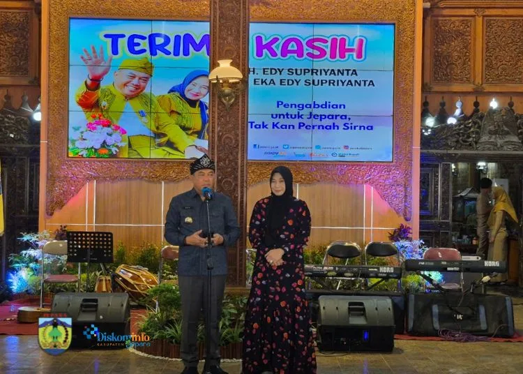 Dua Tahun Pimpin Kota Ukir, Pj Bupati Jepara Edy Supriyanta Pamitan 25 Pj. Bupati Jepara Edy Supriyanta beserta istri Ny. Eka Edy Supriyanta saat berpamitan dengan Forkopimda, seluruh pegawai Pemerintah Kabupaten (Pemkab) Jepara, dan segenap lapisan elemen masyarakat setempat di Pendopo Kartini pada Senin, 3 Februari 2025. (Diskominfo Jepara/Lingkarjateng.id)