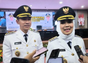 Bupati dan Wakil Bupati Kendal, Dyah Kartika Permanasari dan Benny Karnadi, saat memberi keterangan usai acara serah terima jabatan di Pendopo Tumenggung Bahurekso Setda Kendal pada Kamis malam, 20 Februari 2025. (Arvian Maulana/Lingkarjateng.id)